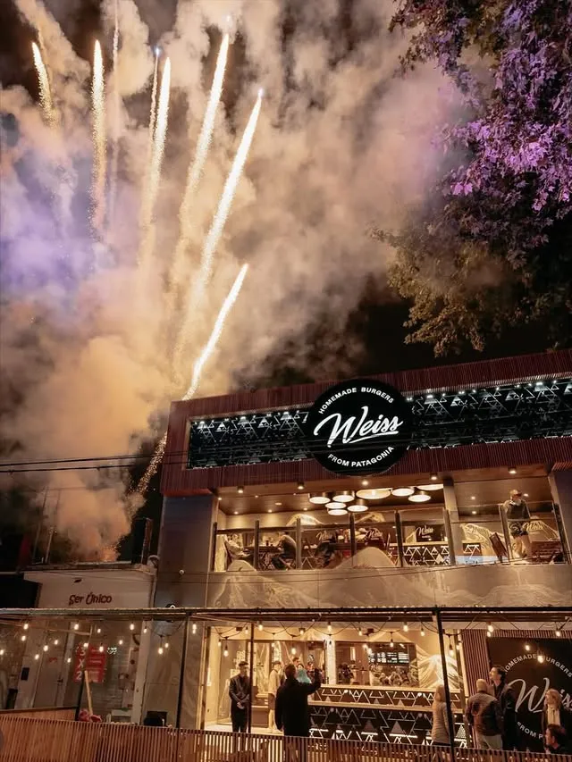 Inauguración de un Weiss con fuegos artificiales