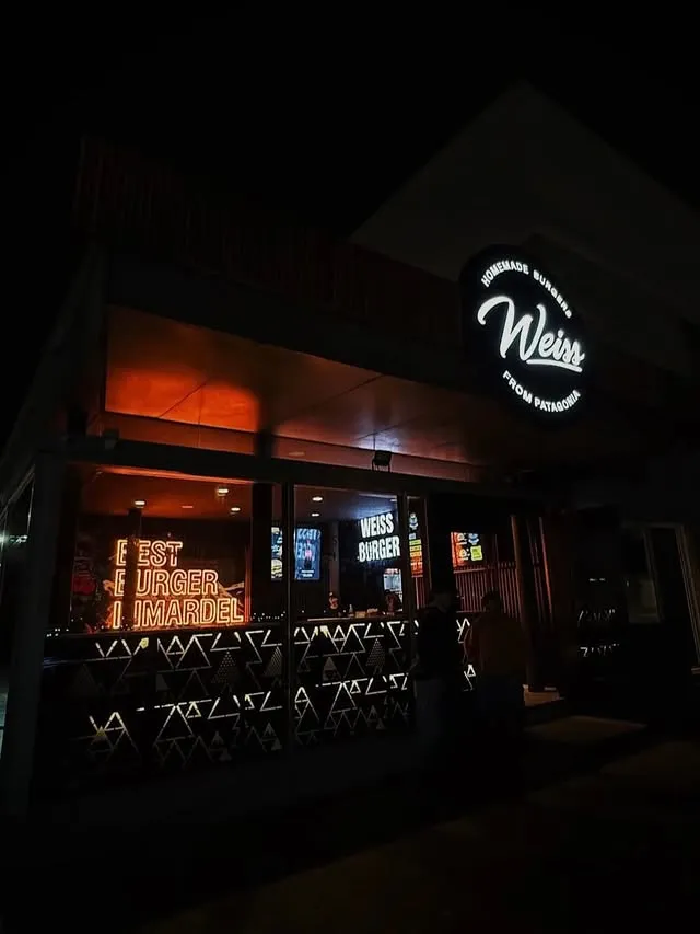 Weiss de noche con carteles de neón